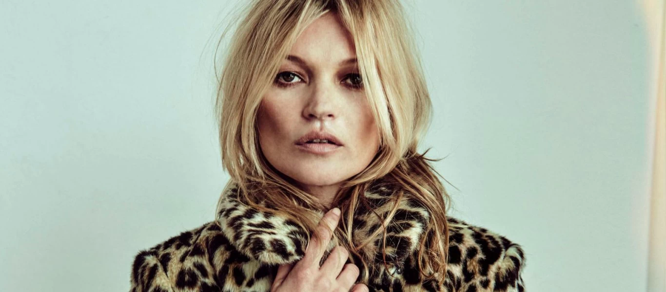 H Κέιτ Μος φωτογραφίζεται μόνο με την πετσέτα της (φωτο)